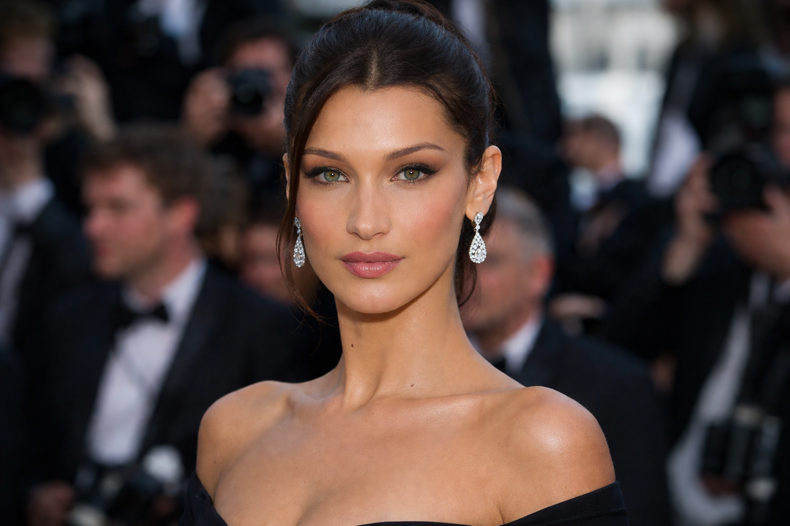 Bella Hadid – Wanita Tercantik di Dunia dengan Wajah Paling Simetris